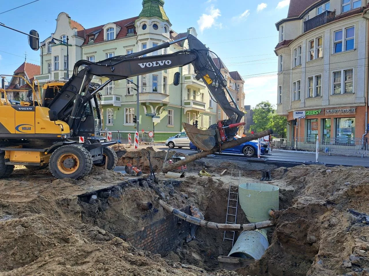 Niespodziewane kolizje sieci – kończymy prace na Alei Niepodległości